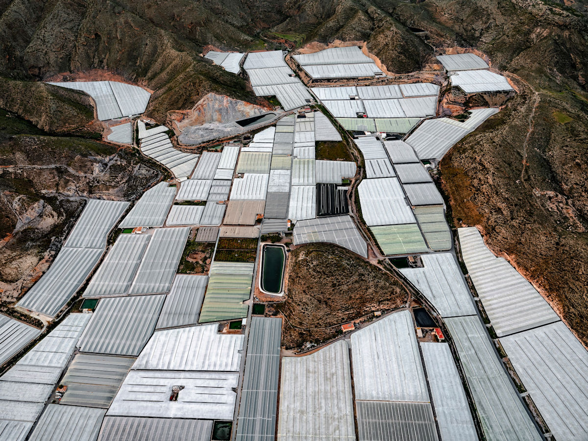 Fotos aéreas documentam as extensas estufas que cobrem a Península de Almería, na Espanha 04