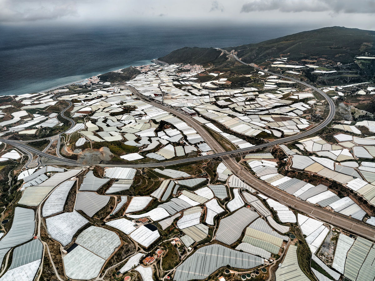 Fotos aéreas documentam as extensas estufas que cobrem a Península de Almería, na Espanha 09