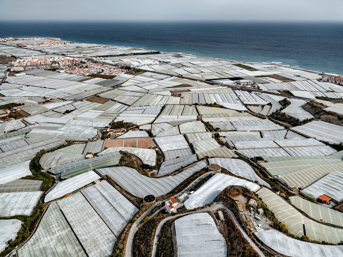 Fotos aéreas documentam as extensas estufas que cobrem a Península de Almería, na Espanha 10