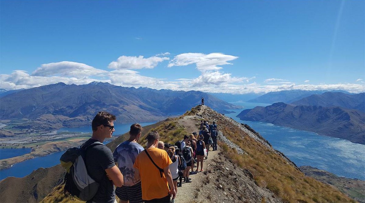 A fila de excursionistas para o Instagram em um pico na Nova Zelndia 