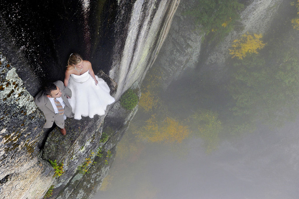 Este fotógrafo faz fotos de casamento em um penhasco a mais de 100 metros de altura 01