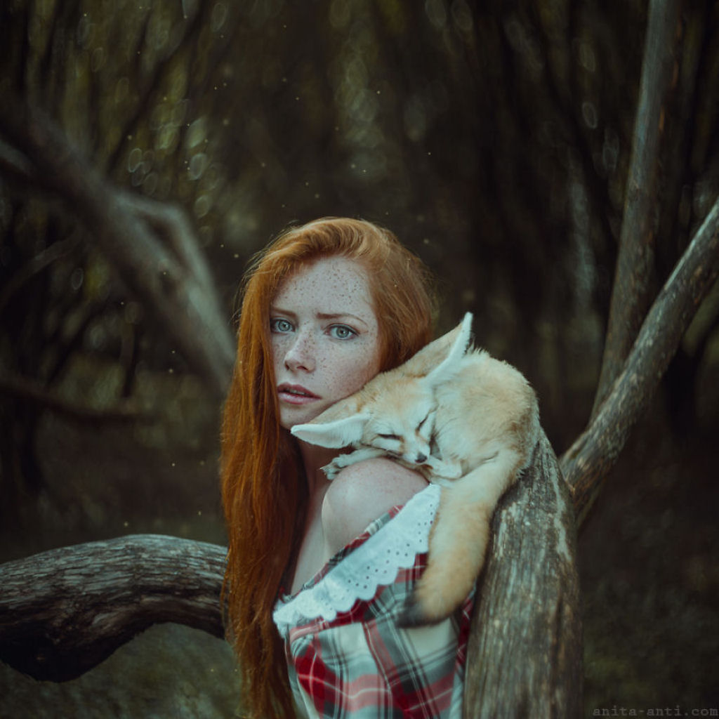 Esta fotgrafa ucraniana d vida aos contos com mgicos retratos de mulheres com animais 03