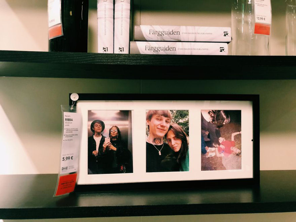 Casal substituiu todas as fotografias emolduradas de uma loja Ikea com fotos deles mesmos 01