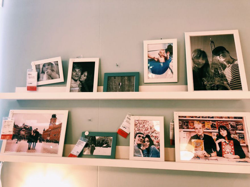 Casal substituiu todas as fotografias emolduradas de uma loja Ikea com fotos deles mesmos 02