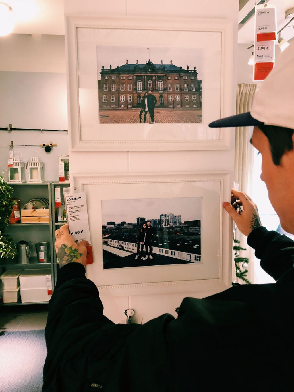 Casal substituiu todas as fotografias emolduradas de uma loja Ikea com fotos deles mesmos 04