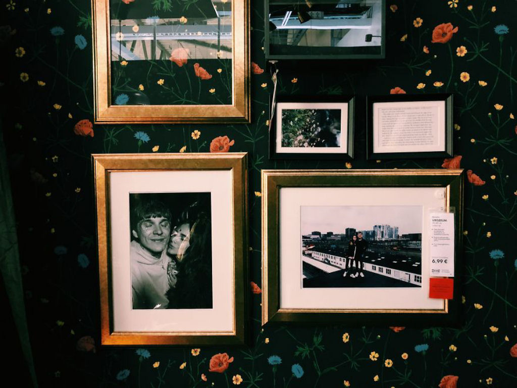 Casal substituiu todas as fotografias emolduradas de uma loja Ikea com fotos deles mesmos 09
