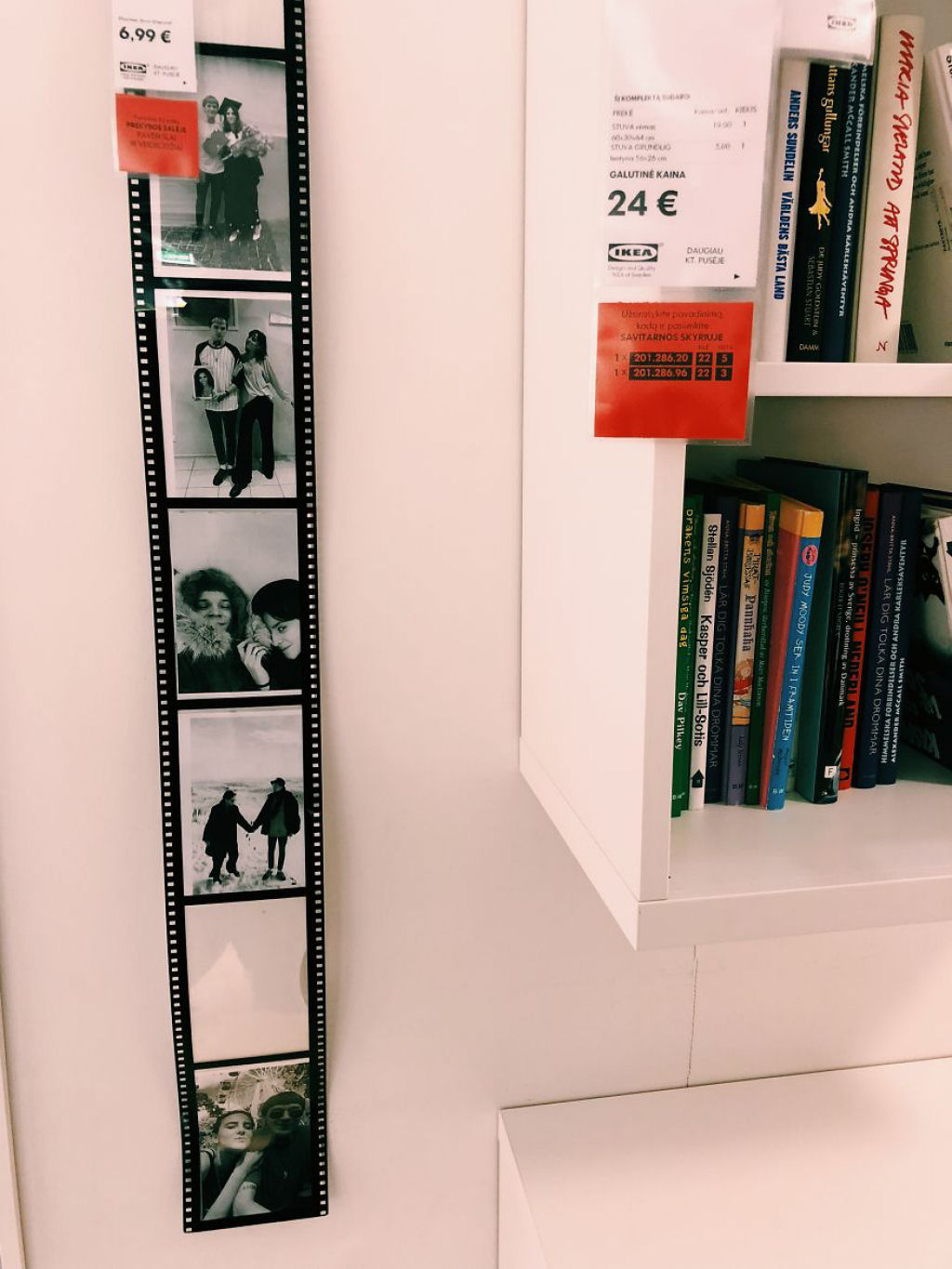 Casal substituiu todas as fotografias emolduradas de uma loja Ikea com fotos deles mesmos 11