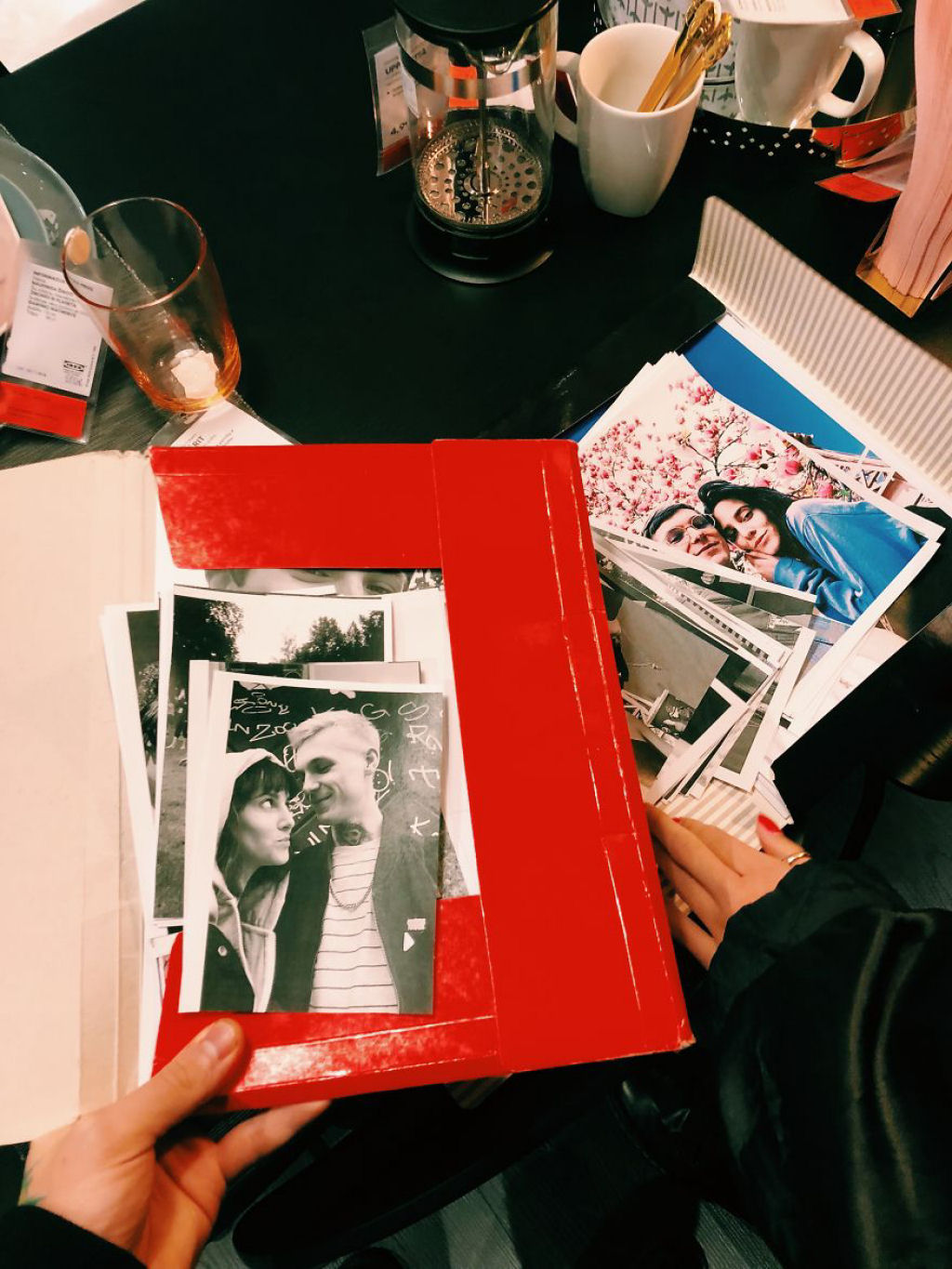 Casal substituiu todas as fotografias emolduradas de uma loja Ikea com fotos deles mesmos 14