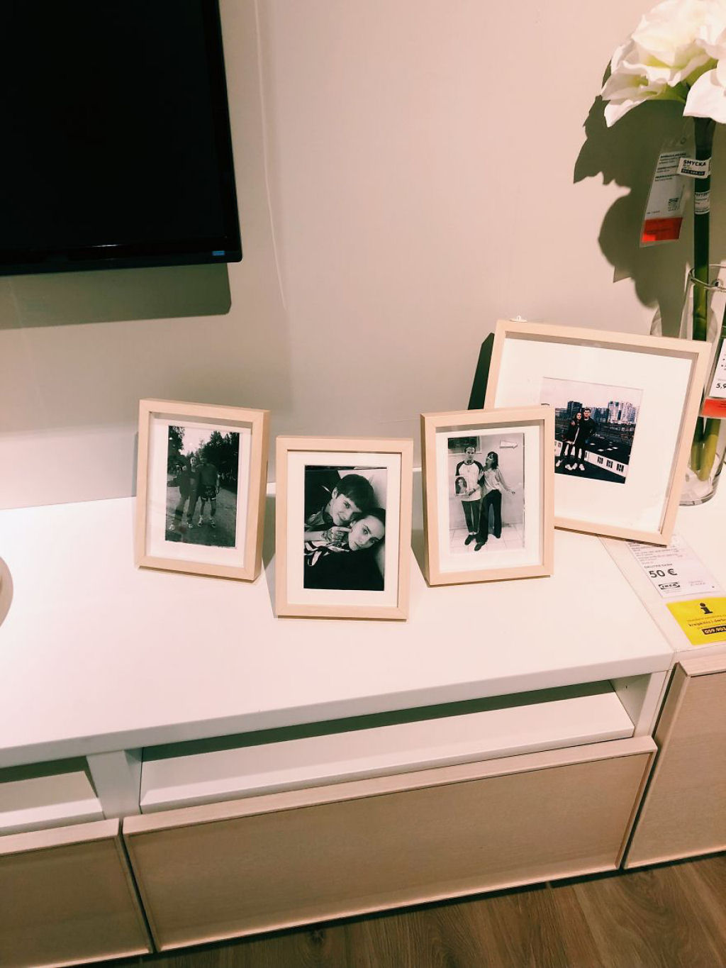 Casal substituiu todas as fotografias emolduradas de uma loja Ikea com fotos deles mesmos 16