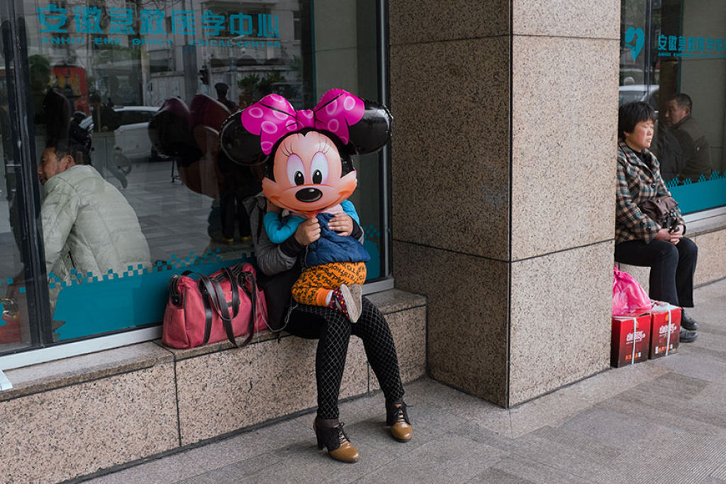 Este genial fotgrafo de rua invadiu a China com suas fotos com timing perfeito 01