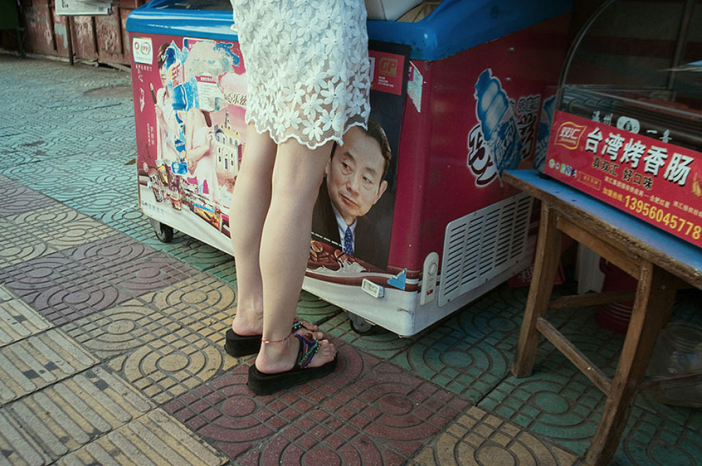 Este genial fotgrafo de rua invadiu a China com suas fotos com timing perfeito 05