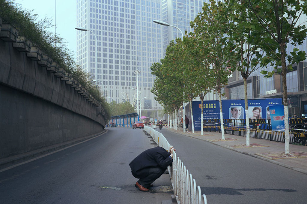 Este genial fotgrafo de rua invadiu a China com suas fotos com timing perfeito 06