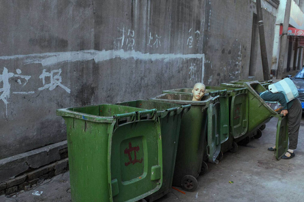 Este genial fotgrafo de rua invadiu a China com suas fotos com timing perfeito 08
