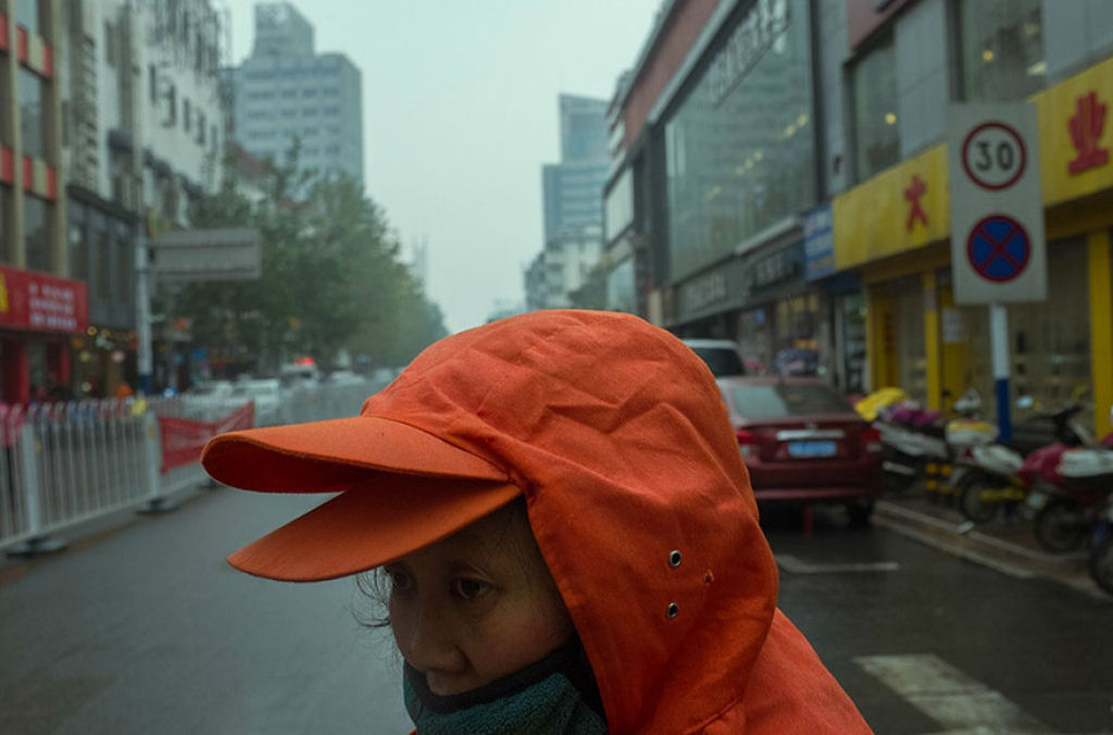 Este genial fotgrafo de rua invadiu a China com suas fotos com timing perfeito 10