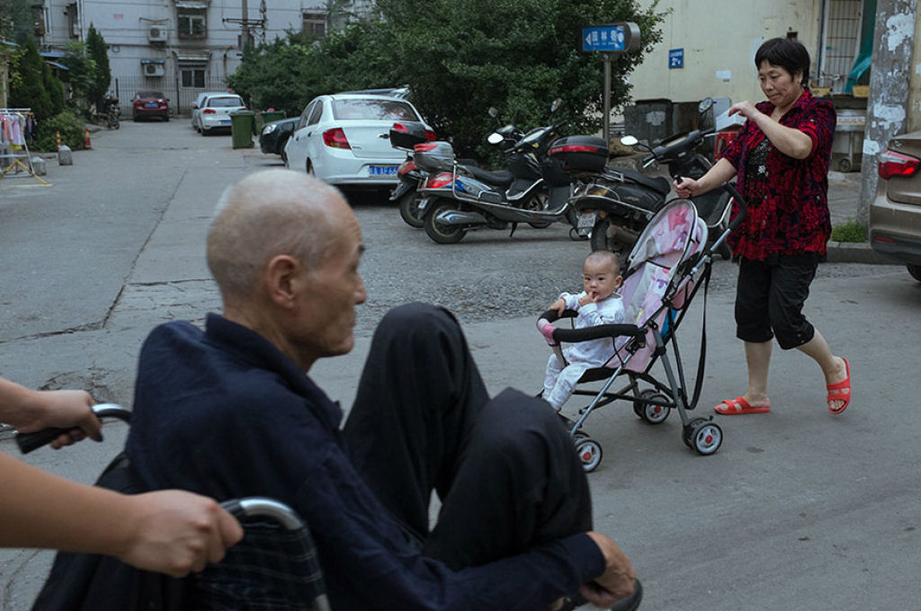 Este genial fotgrafo de rua invadiu a China com suas fotos com timing perfeito 15
