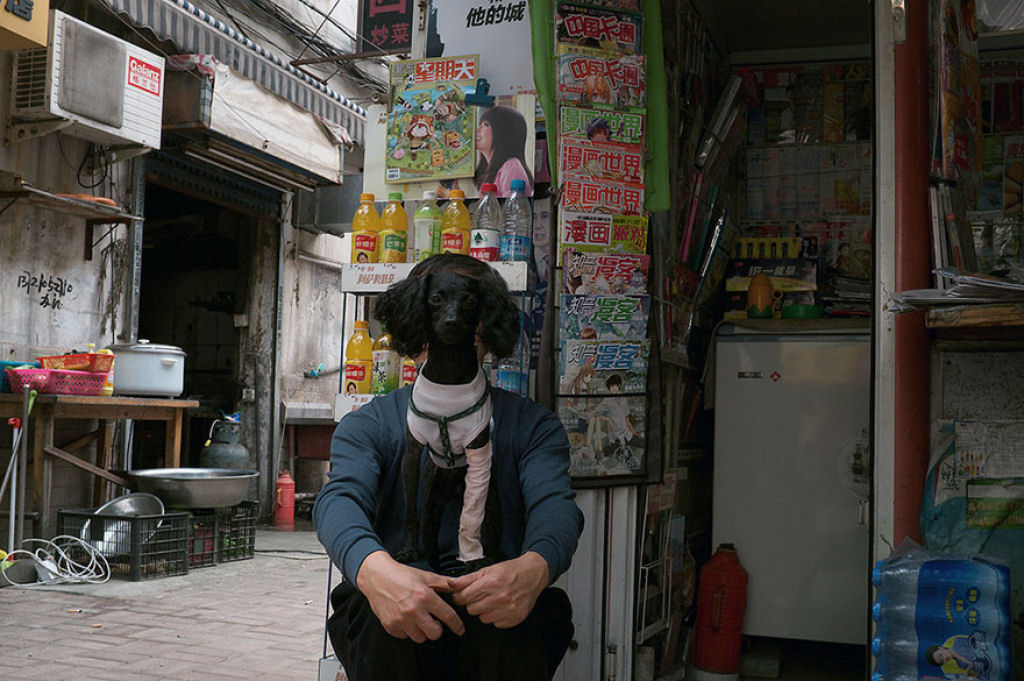 Este genial fotgrafo de rua invadiu a China com suas fotos com timing perfeito 16