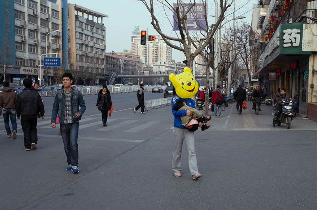 Este genial fotgrafo de rua invadiu a China com suas fotos com timing perfeito 19