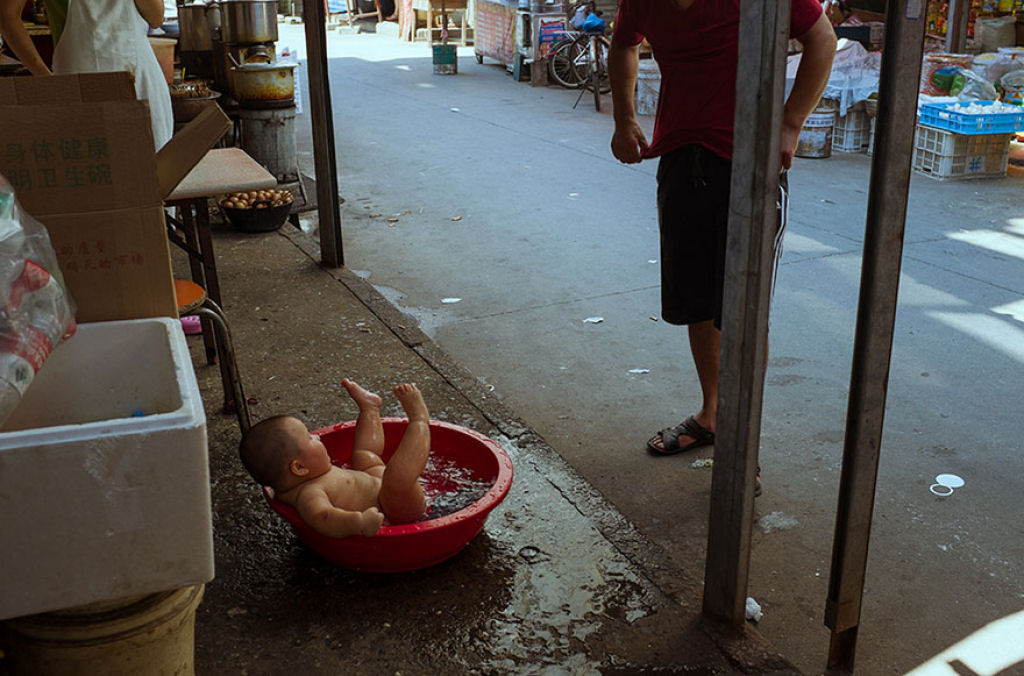 Este genial fotgrafo de rua invadiu a China com suas fotos com timing perfeito 20