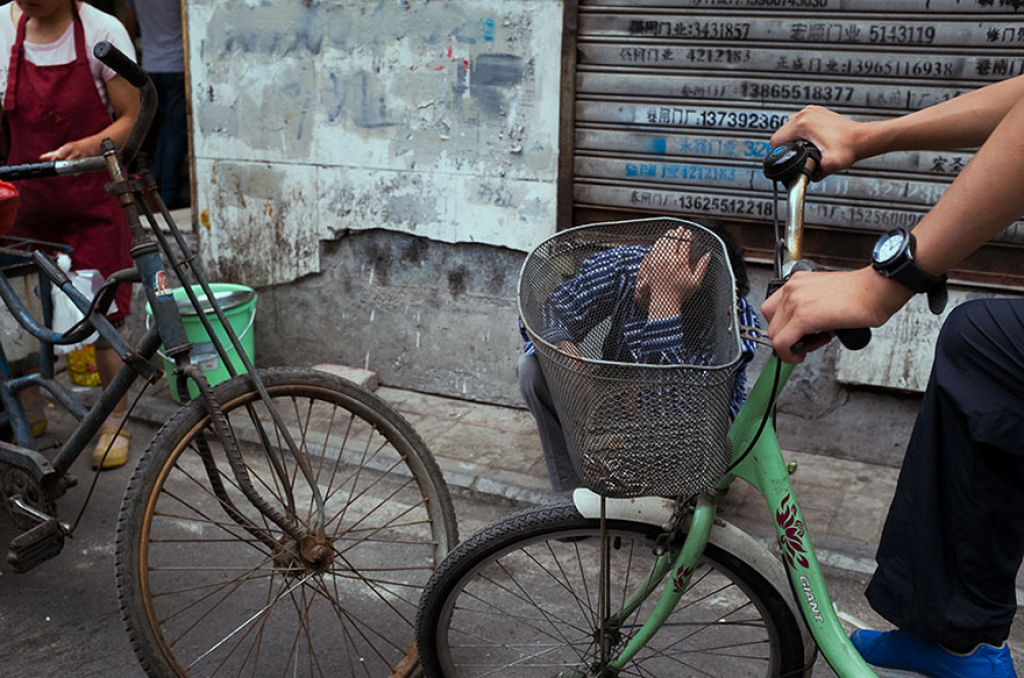 Este genial fotgrafo de rua invadiu a China com suas fotos com timing perfeito 21