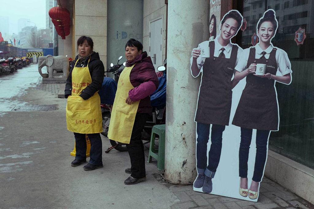 Este genial fotgrafo de rua invadiu a China com suas fotos com timing perfeito 22