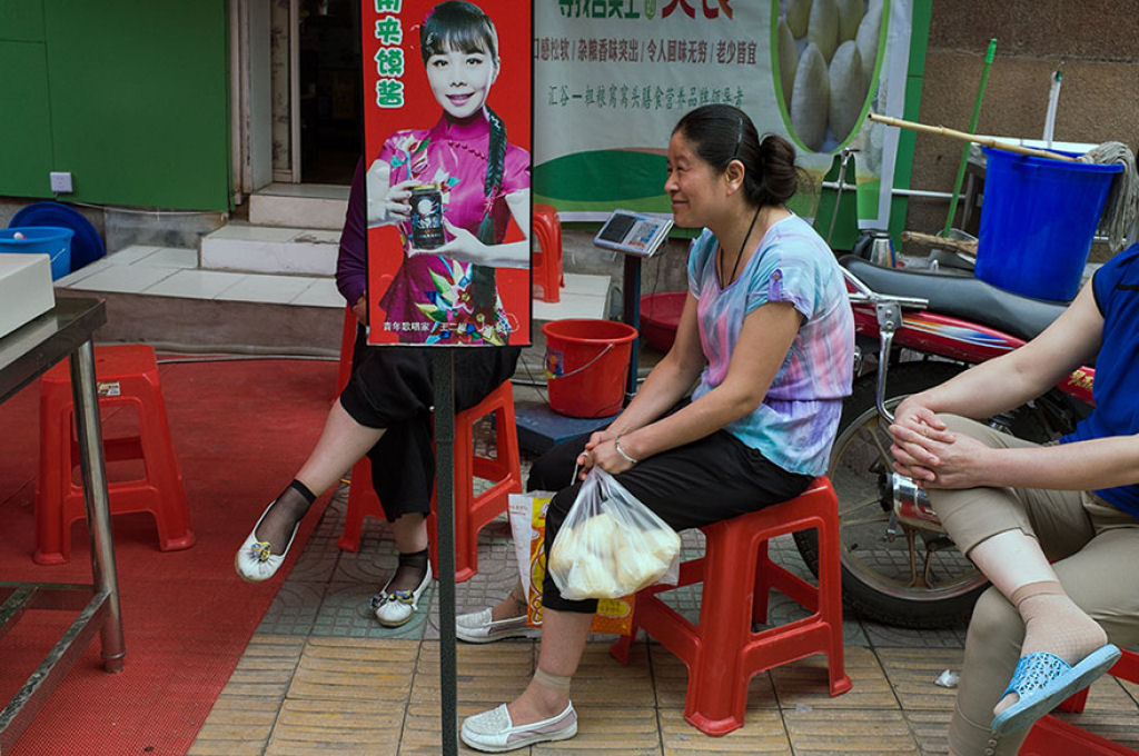 Este genial fotgrafo de rua invadiu a China com suas fotos com timing perfeito 23