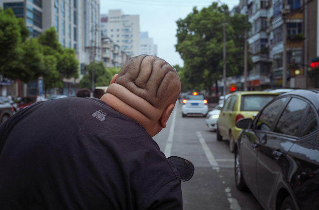 Este genial fotgrafo de rua invadiu a China com suas fotos com timing perfeito 26