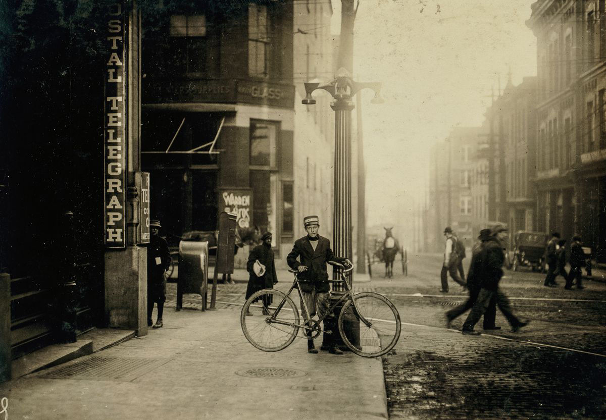 Os mensageiros durões de bicicleta adolescentes do início dos 1900 01