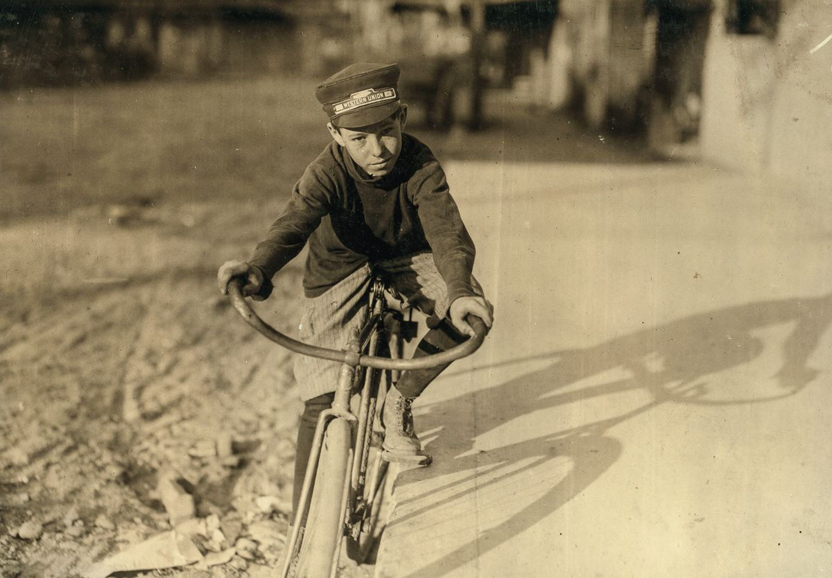 Os mensageiros durões de bicicleta adolescentes do início dos 1900 03