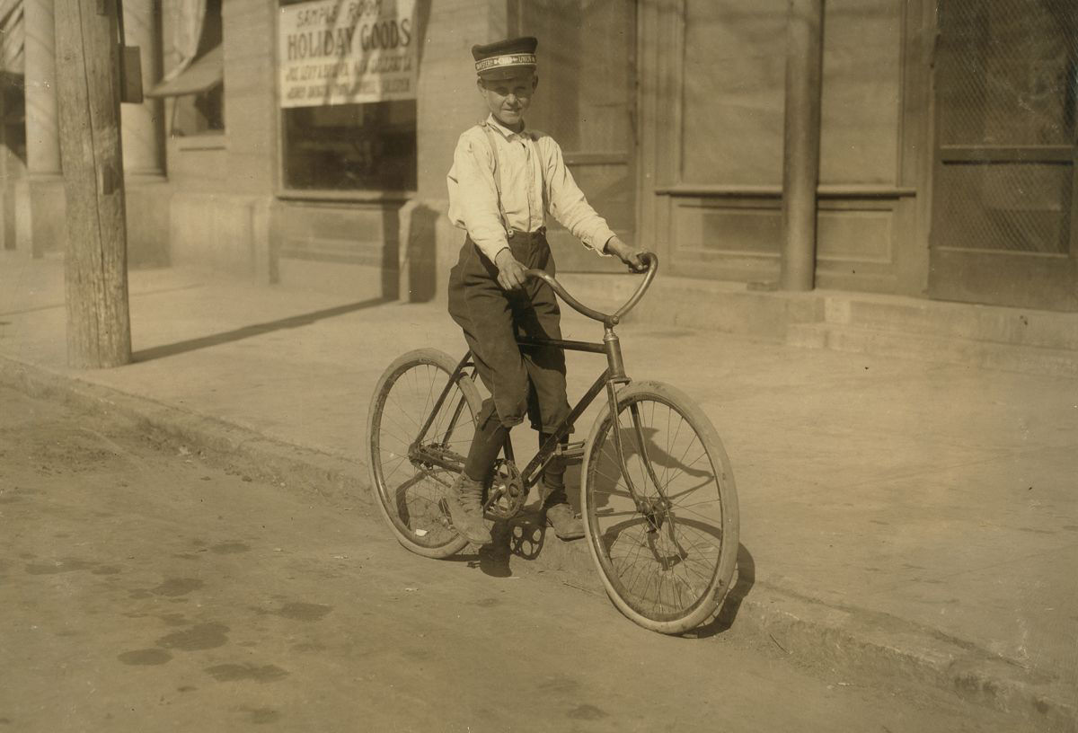 Os mensageiros durões de bicicleta adolescentes do início dos 1900 07