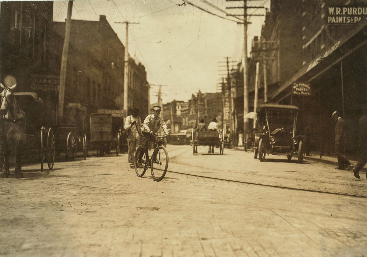 Os mensageiros durões de bicicleta adolescentes do início dos 1900 13
