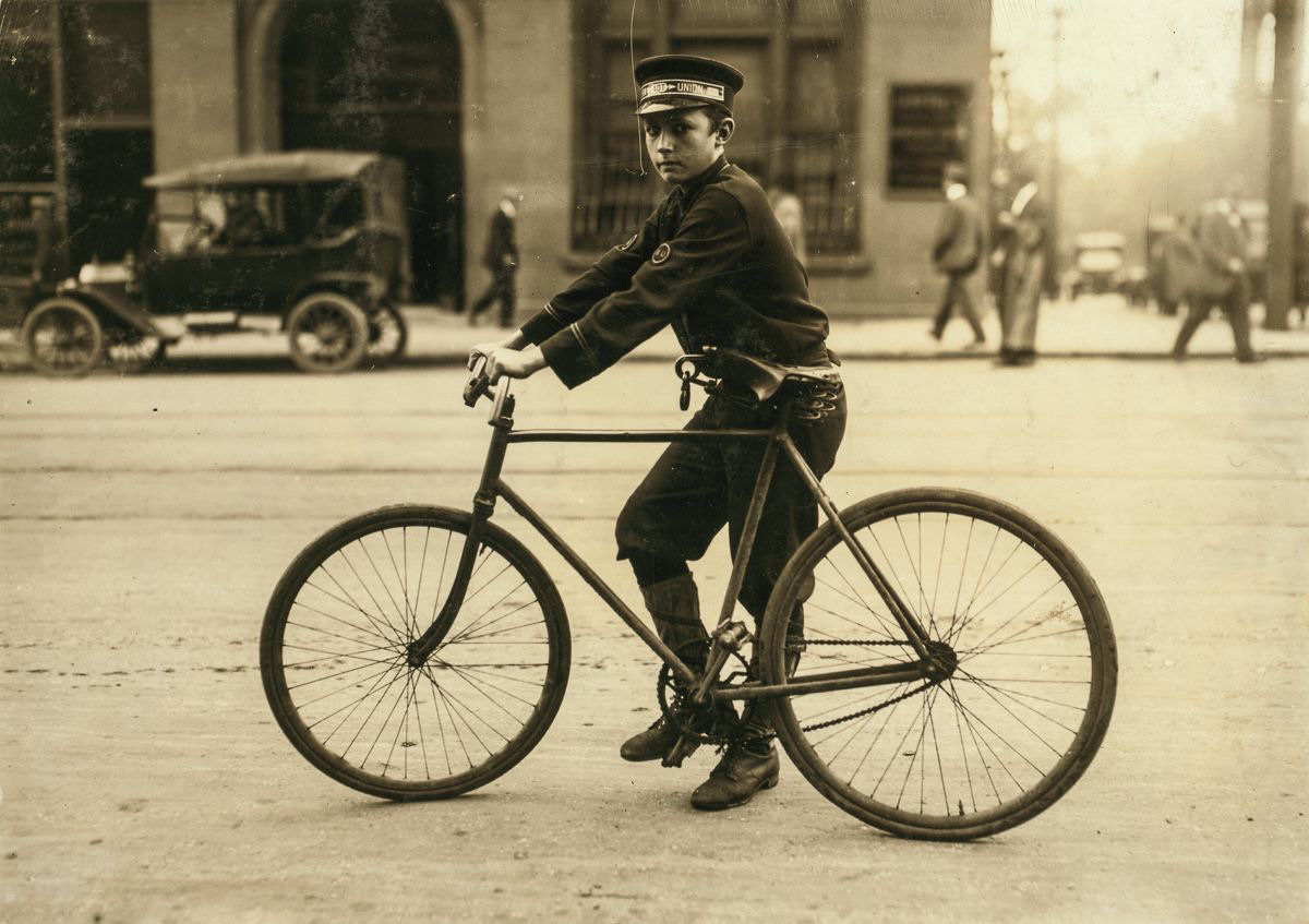Os mensageiros durões de bicicleta adolescentes do início dos 1900 16