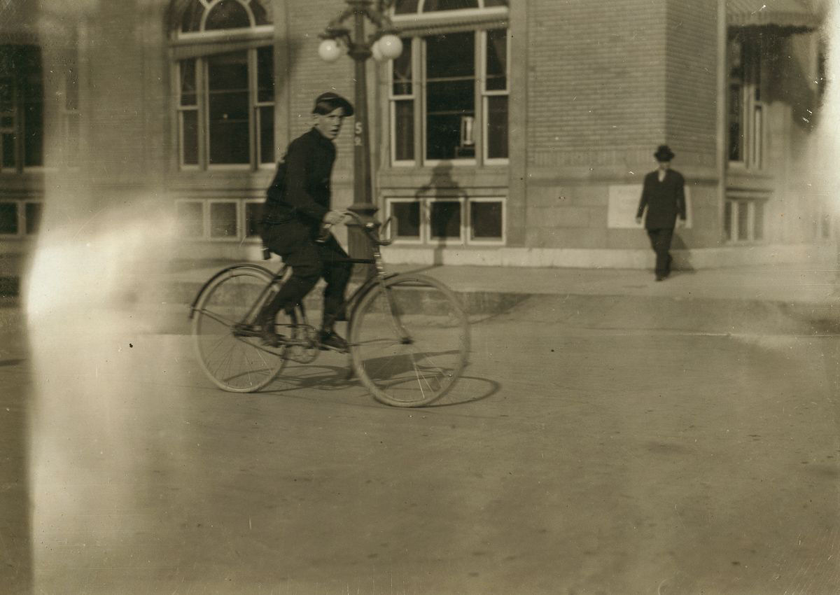 Os mensageiros durões de bicicleta adolescentes do início dos 1900 17