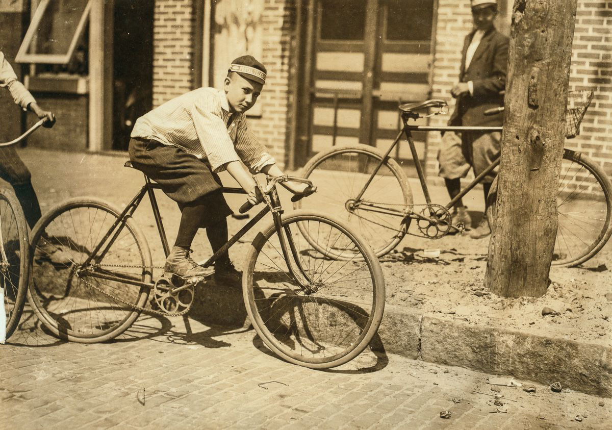 Os mensageiros durões de bicicleta adolescentes do início dos 1900 23