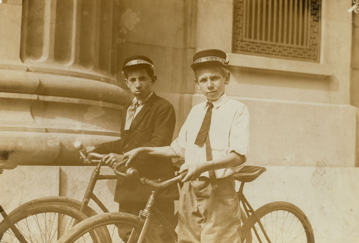 Os mensageiros durões de bicicleta adolescentes do início dos 1900 24