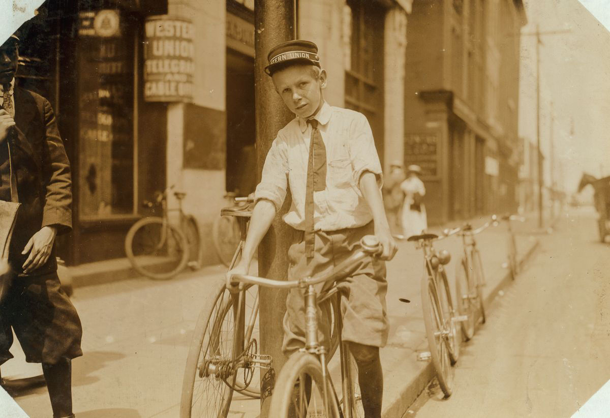 Os mensageiros durões de bicicleta adolescentes do início dos 1900 25
