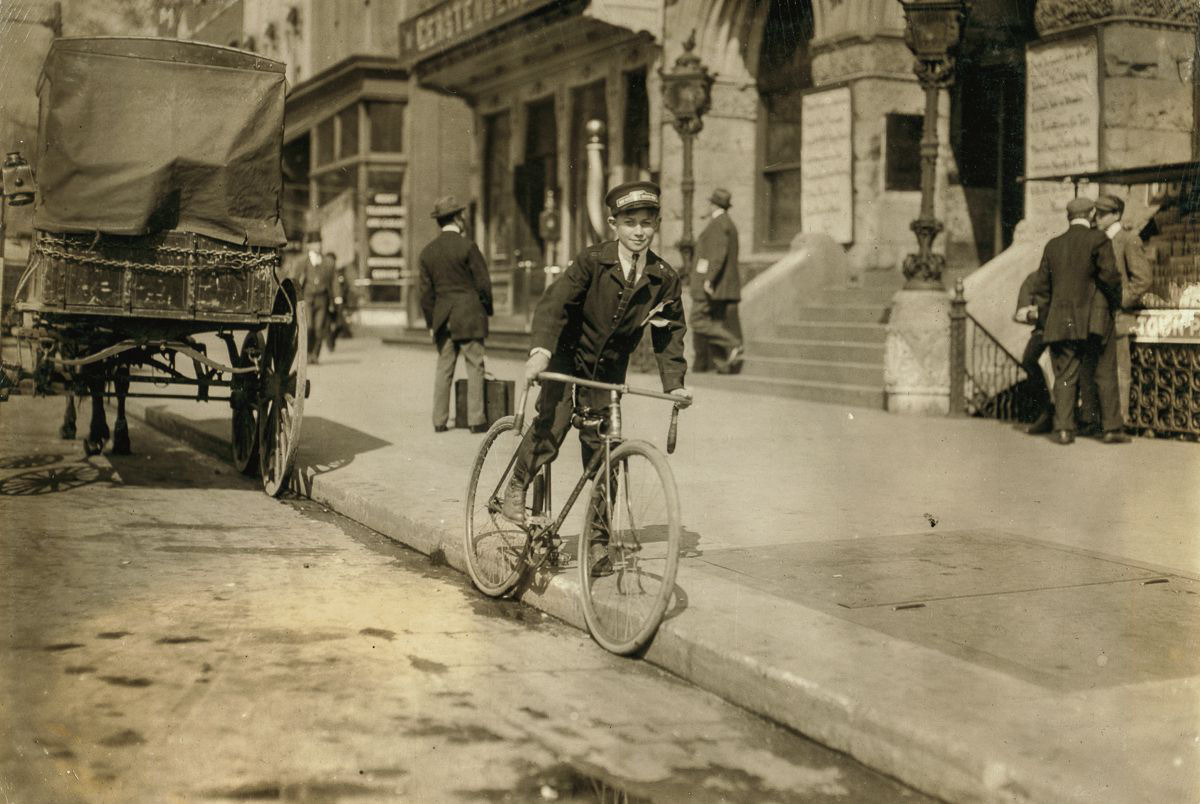 Os mensageiros durões de bicicleta adolescentes do início dos 1900 26