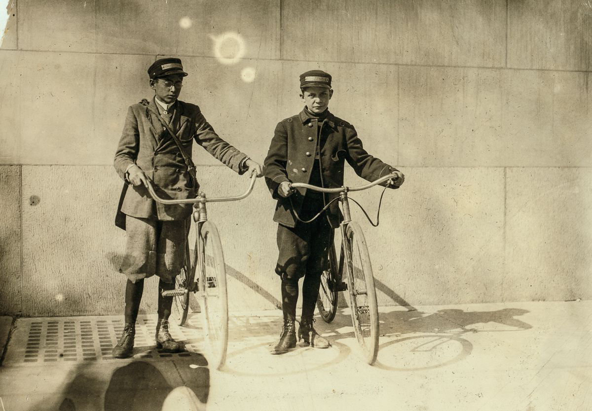 Os mensageiros durões de bicicleta adolescentes do início dos 1900 27
