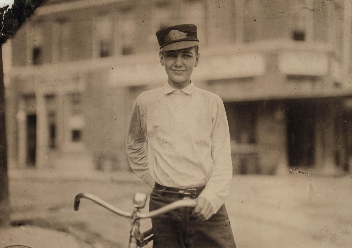 Os mensageiros durões de bicicleta adolescentes do início dos 1900 28