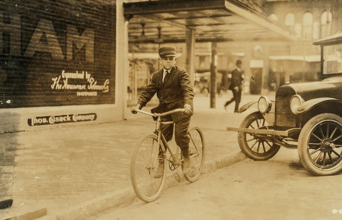 Os mensageiros durões de bicicleta adolescentes do início dos 1900 30