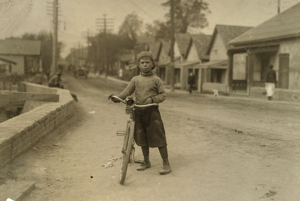 Os mensageiros durões de bicicleta adolescentes do início dos 1900 31