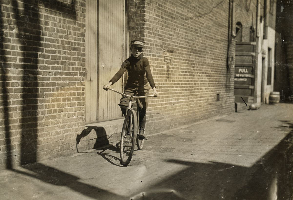 Os mensageiros dures de bicicleta adolescentes do incio dos 1900 32