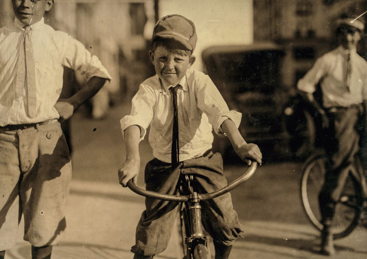 Os mensageiros durões de bicicleta adolescentes do início dos 1900 33