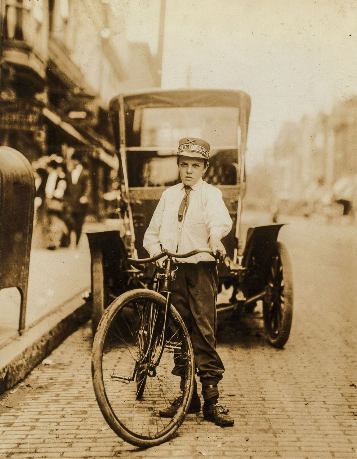 Os mensageiros durões de bicicleta adolescentes do início dos 1900 35