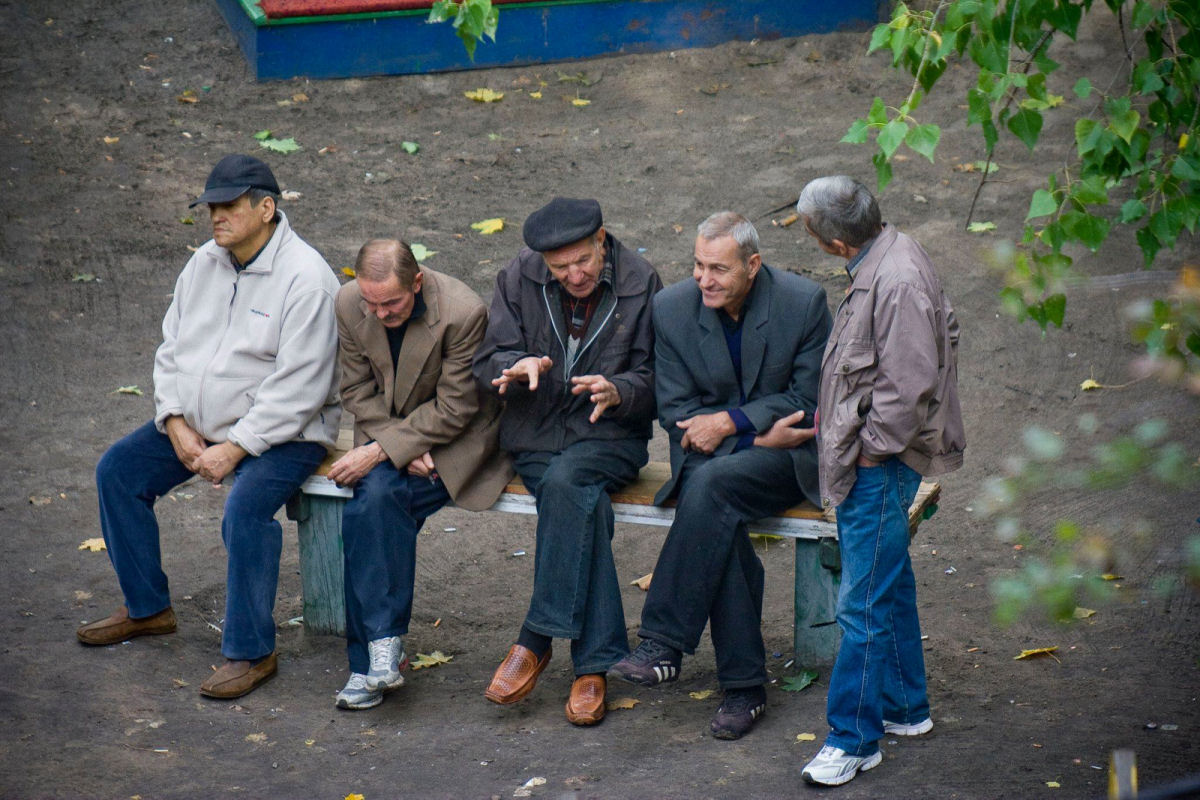 Fotógrafo ucraniano passou 10 anos fotografando o banco de uam praça, e os resultados são bem curiosos 01