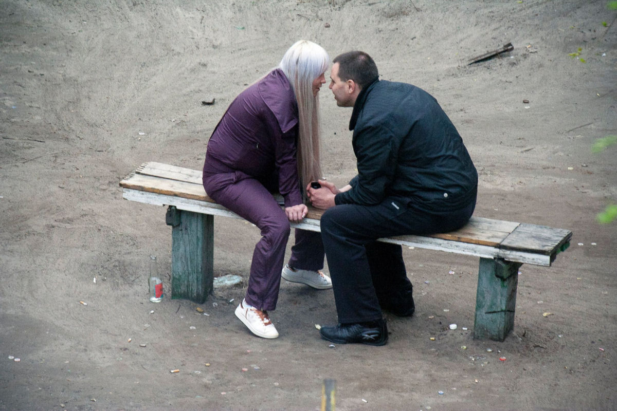 Fotógrafo ucraniano passou 10 anos fotografando o banco de uam praça, e os resultados são bem curiosos 02