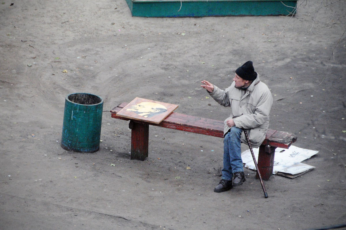 Fotógrafo ucraniano passou 10 anos fotografando o banco de uam praça, e os resultados são bem curiosos 10