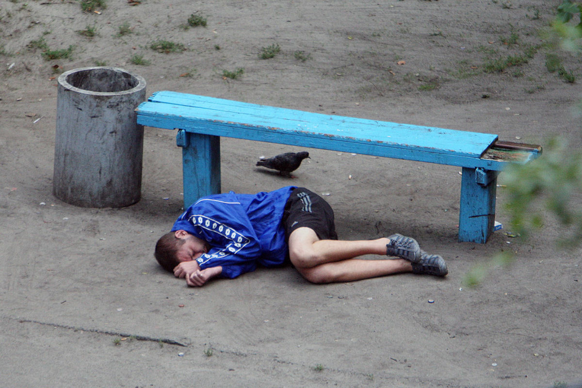 Fotógrafo ucraniano passou 10 anos fotografando o banco de uam praça, e os resultados são bem curiosos 15