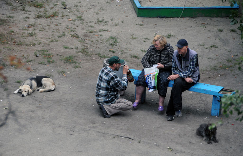 Fotógrafo ucraniano passou 10 anos fotografando o banco de uam praça, e os resultados são bem curiosos 20