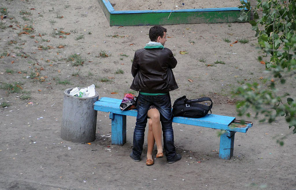 Fotógrafo ucraniano passou 10 anos fotografando o banco de uam praça, e os resultados são bem curiosos 21