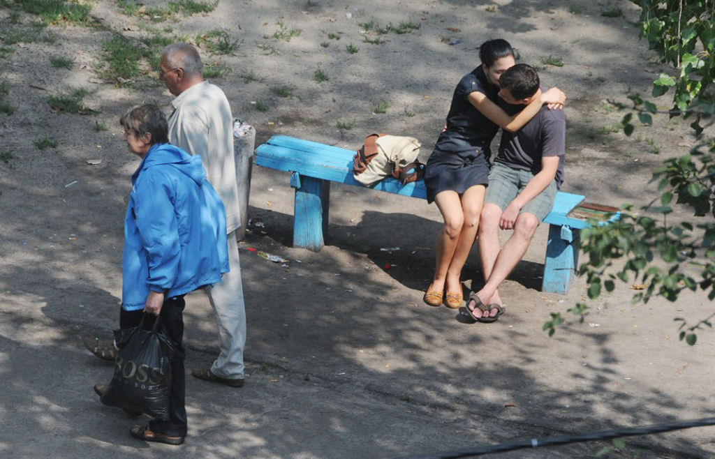 Fotógrafo ucraniano passou 10 anos fotografando o banco de uam praça, e os resultados são bem curiosos 22